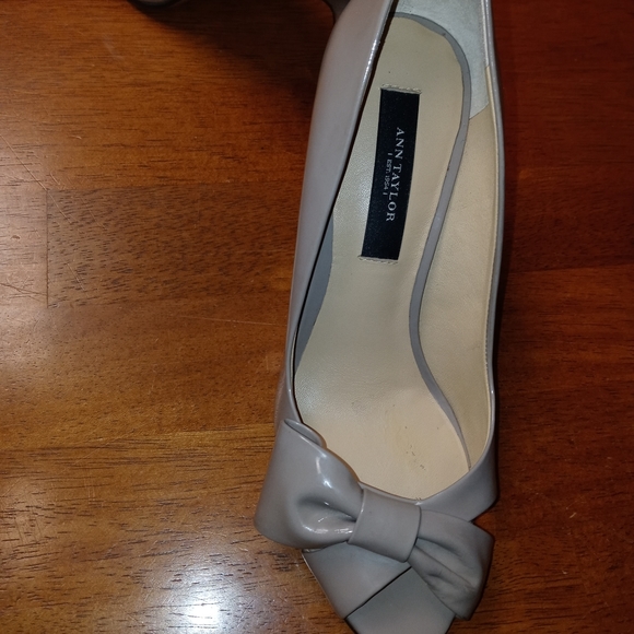 Ann Taylor size 5 Nude heelz with Bow - Picture 3 of 8